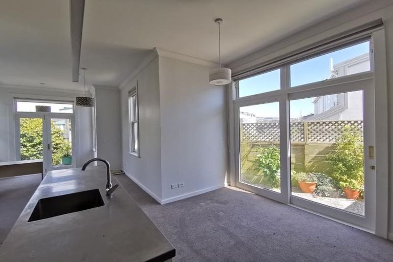 Photo of property in 76 Roxburgh Street, Mount Victoria, Wellington, 6011