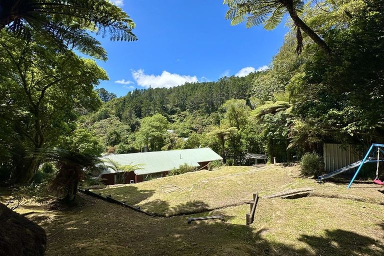 Photo of property in 116 Pinehaven Road, Pinehaven, Upper Hutt, 5019