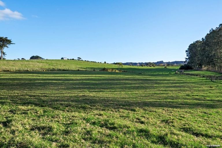 Photo of property in 290 Waitakere Road, Taupaki, 0782