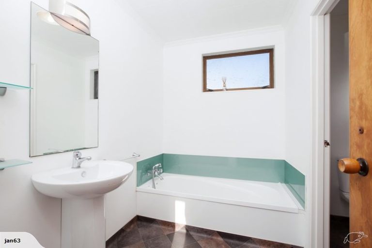 Photo of property in 9 Hoyle Place, New Plymouth, 4310