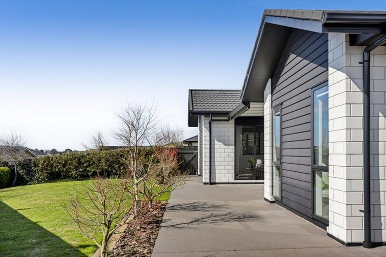 Photo of property in 5 Aheahea Way, Hurworth, New Plymouth, 4310