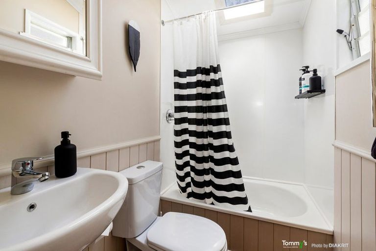 Photo of property in 180 Sutherland Road, Lyall Bay, Wellington, 6022