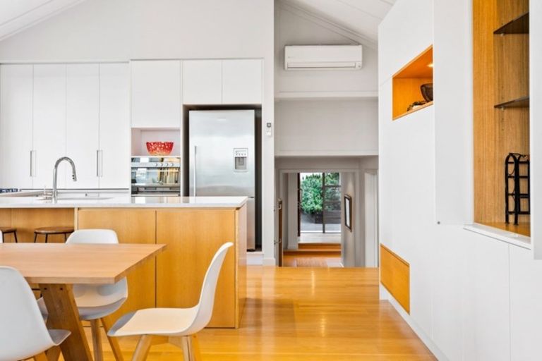 Photo of property in 8 Garadice Road, Rothesay Bay, Auckland, 0630