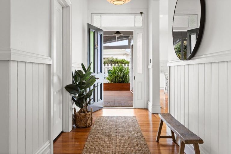 Photo of property in 27 Napier Terrace, Hospital Hill, Napier, 4110