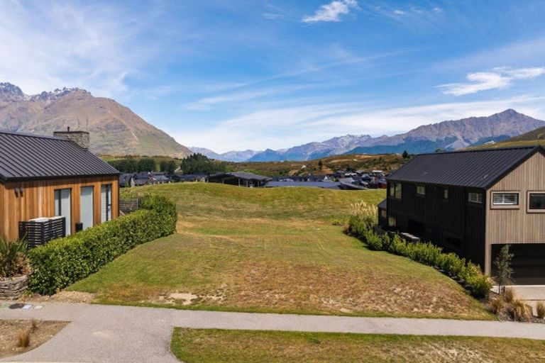Photo of property in 33 Cunninghams Drive, Jacks Point, Queenstown, 9371