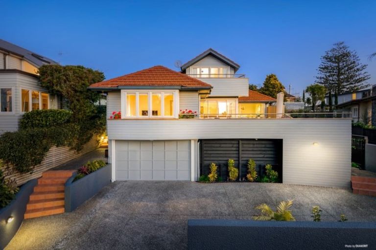 Photo of property in 77a Stanley Point Road, Stanley Point, Auckland, 0624