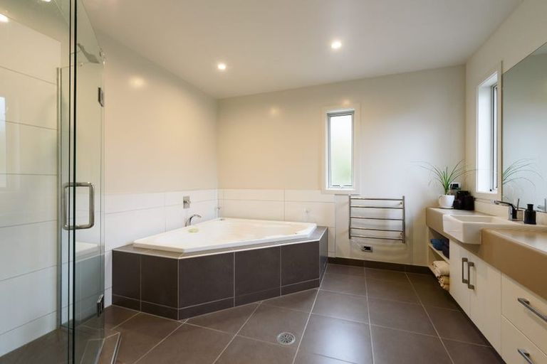 Photo of property in 8 Mewburn Rise, Karori, Wellington, 6012