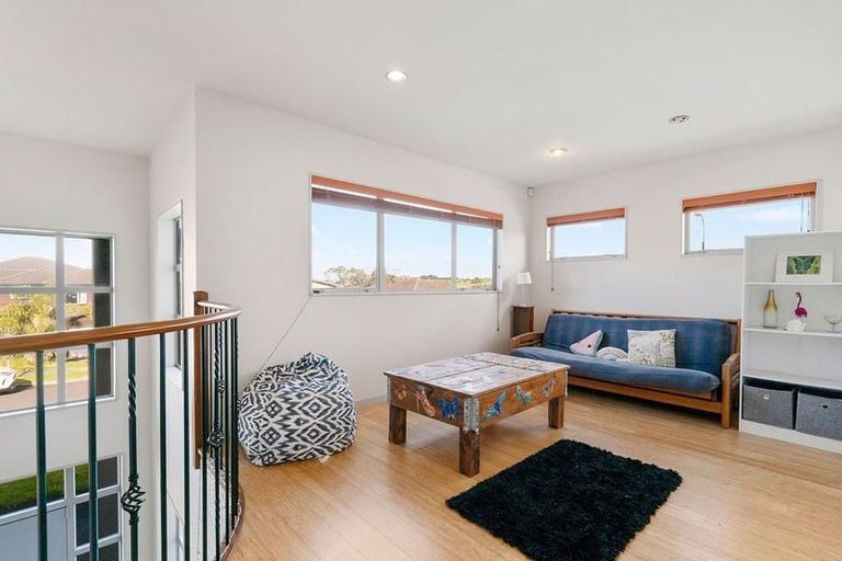 Photo of property in 1 Melmore Place, Pinehill, Auckland, 0632