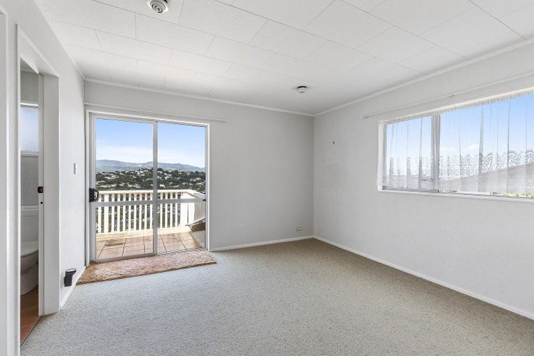 Photo of property in 4 Aramoana Place, Maupuia, Wellington, 6022