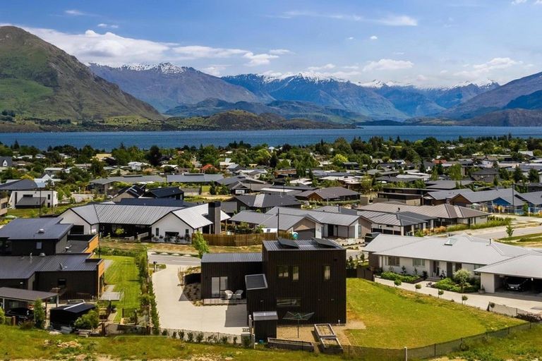 Photo of property in 18 Kotare Drive, Wanaka, 9305