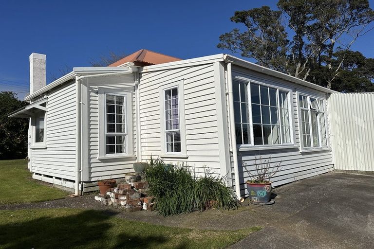 Photo of property in 306 South Road, Omata, New Plymouth, 4374