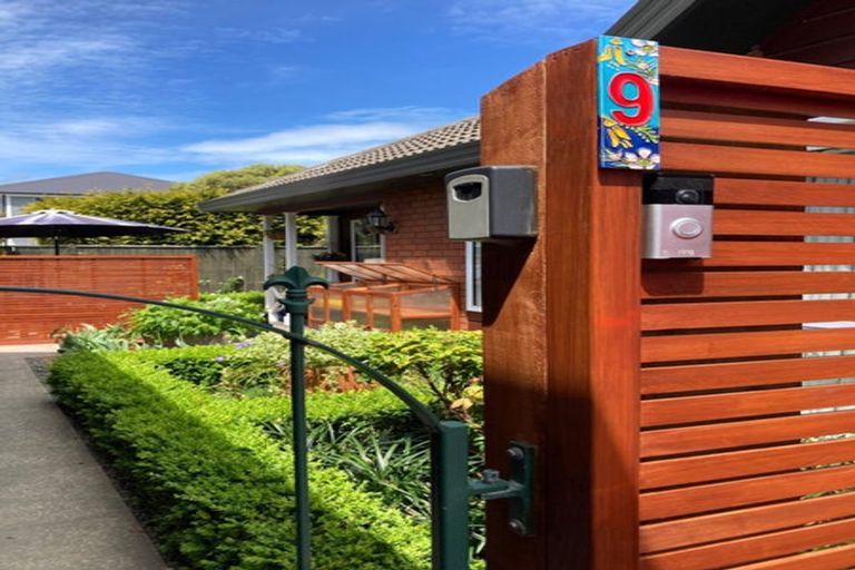 Photo of property in 9/8 Palmer Crescent, Silverstream, Upper Hutt, 5019