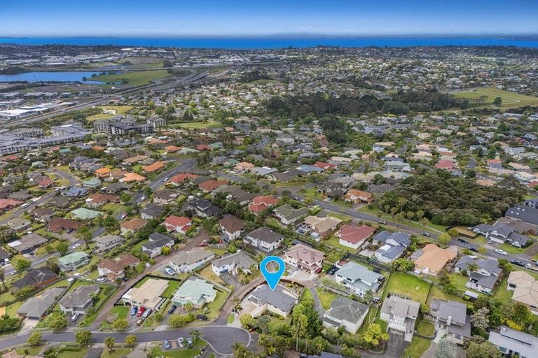 Photo of property in 32 Canary Place, Unsworth Heights, Auckland, 0632