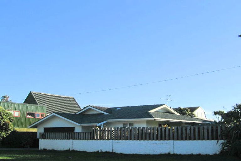 Photo of property in 10 Pukatea Street, Eastbourne, Lower Hutt, 5013