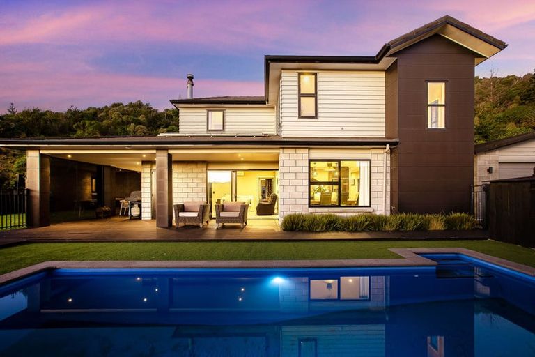 Photo of property in 15 Glenorchy Way, Aotea, Porirua, 5024