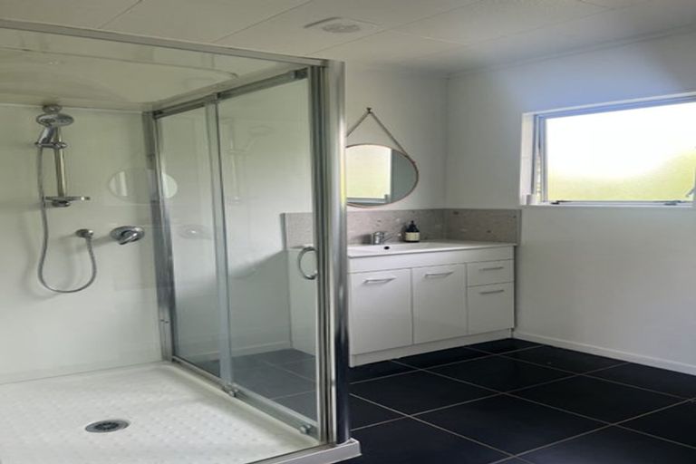 Photo of property in 9 Bishop Street, Green Bay, Auckland, 0604