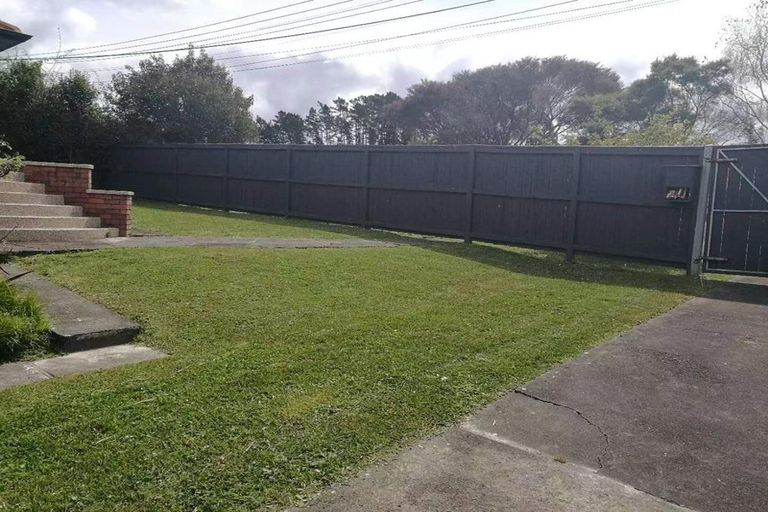 Photo of property in 61 Eastglen Road, Glen Eden, Auckland, 0602