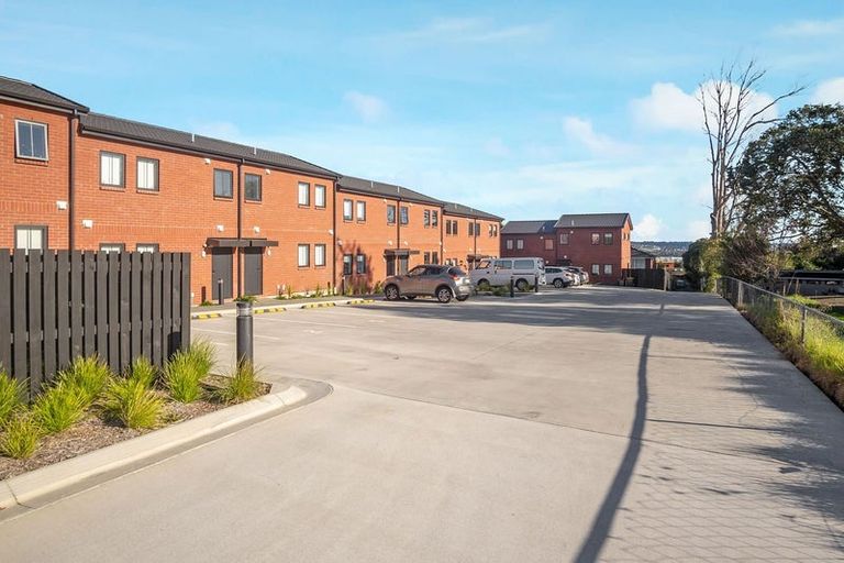 Photo of property in 10/15 Sunhill Road, Sunnyvale, Auckland, 0612