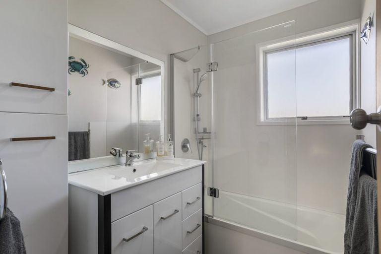 Photo of property in 2/38 Blacklock Avenue, Henderson, Auckland, 0612