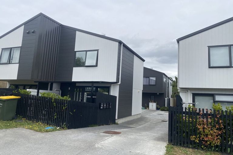 Photo of property in 3/4 Harry Ward Place, Henderson, Auckland, 0610