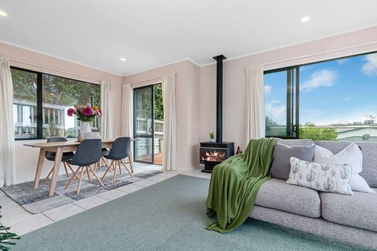 Photo of property in 19 Pannill Place, Oteha, Auckland, 0632