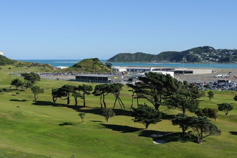 Photo of property in 12 Bunker Way, Strathmore Park, Wellington, 6022