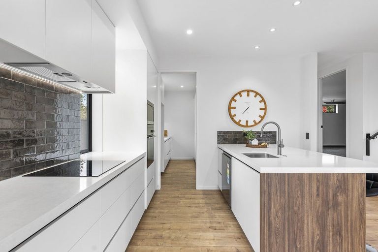 Photo of property in 1 The Crest, Sunnyhills, 2010