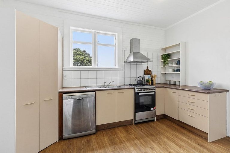 Photo of property in 94 Endeavour Street, Lyall Bay, Wellington, 6022