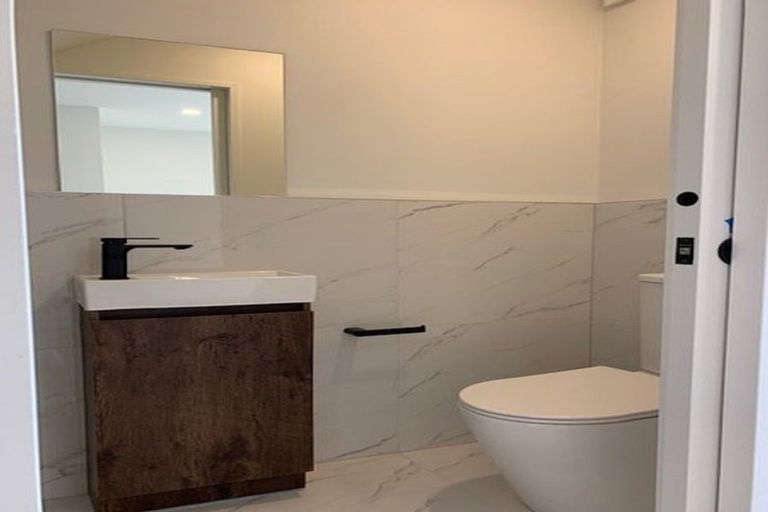 Photo of property in 6/72 Tiraumea Drive, Pakuranga, Auckland, 2010