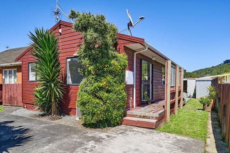 Photo of property in 1a Pearce Crescent, Taita, Lower Hutt, 5011