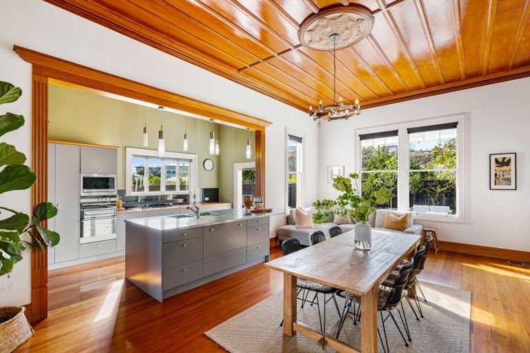 Photo of property in 6 Thompson Road, Bluff Hill, Napier, 4110