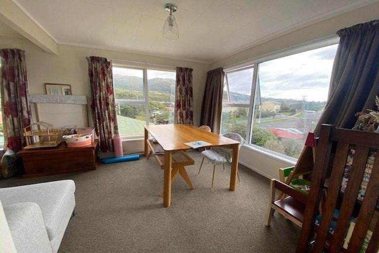 Photo of property in 2/24 Bell Street, Tawa, Wellington, 5028