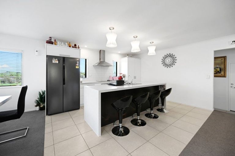 Photo of property in 56 Farnborough Drive, Grandview Heights, Hamilton, 3200