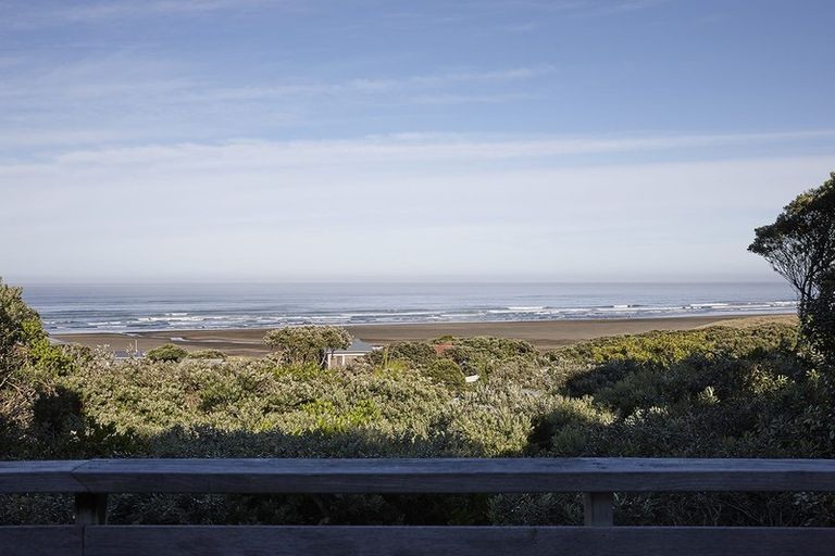 Photo of property in 72 Garden Road, Piha, New Lynn, 0772