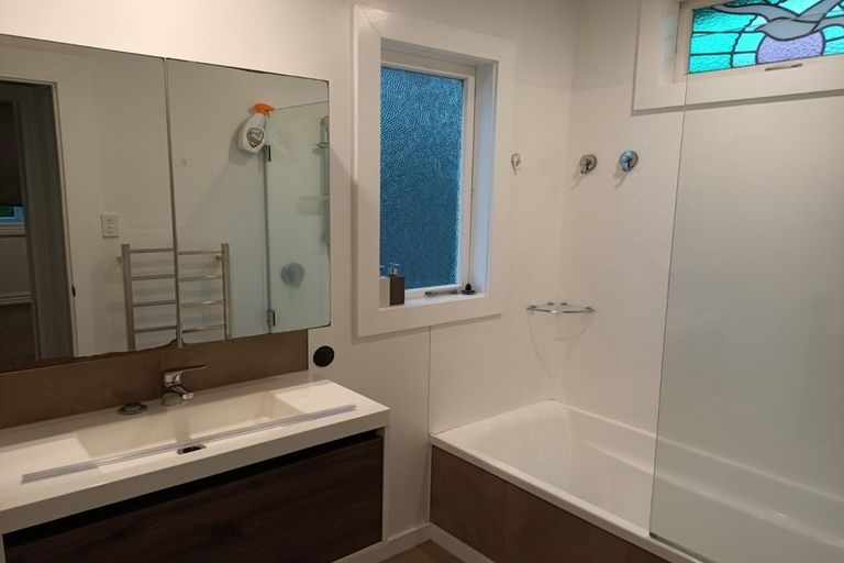 Photo of property in 25 Glenfern Road, Mellons Bay, Auckland, 2014