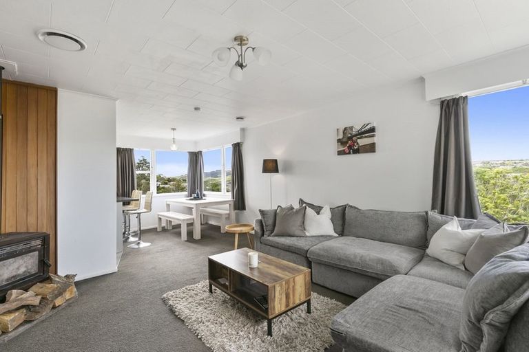 Photo of property in 16 Alwyn Place, Newlands, Wellington, 6037