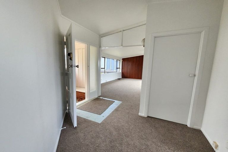 Photo of property in 619 Glenfield Road, Totara Vale, Auckland, 0629