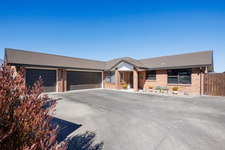 Photo of property in 18 Medallion Court, Kelvin Grove, Palmerston North, 4414