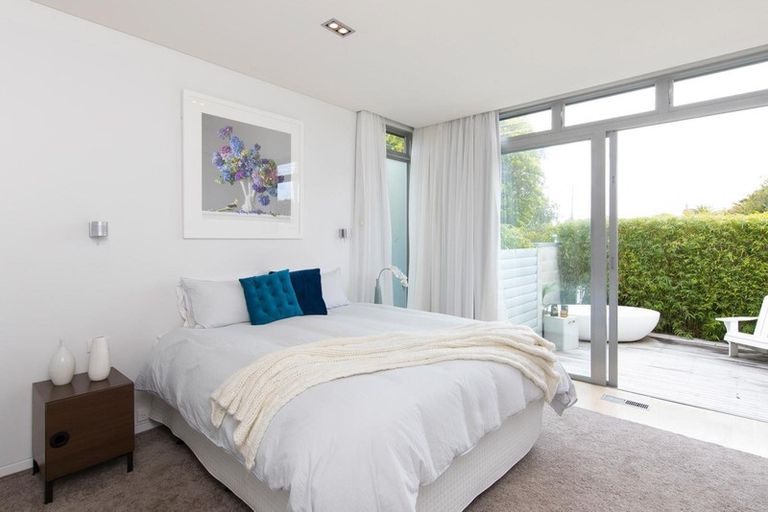 Photo of property in 32 Harbour View Road, Point Chevalier, Auckland, 1022