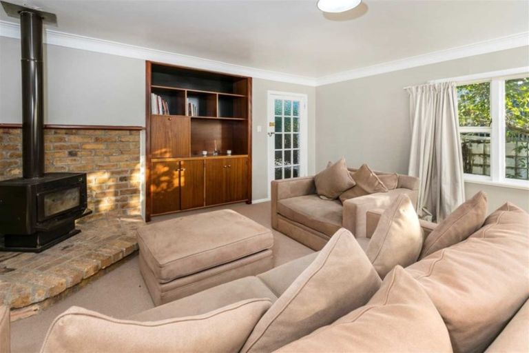 Photo of property in 50 Hobsonville Road, West Harbour, Auckland, 0618