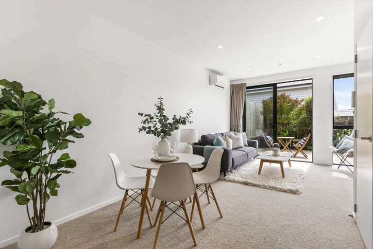 Photo of property in 2/62 Spenmoor Street, Newlands, Wellington, 6037