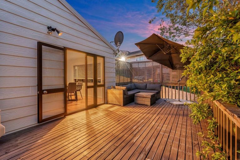 Photo of property in 2/30 Glen Vista Place, Bayview, Auckland, 0629