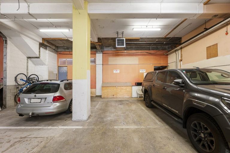 Photo of property in Endeavour Apartments, 21/125 Thorndon Quay, Pipitea, Wellington, 6011