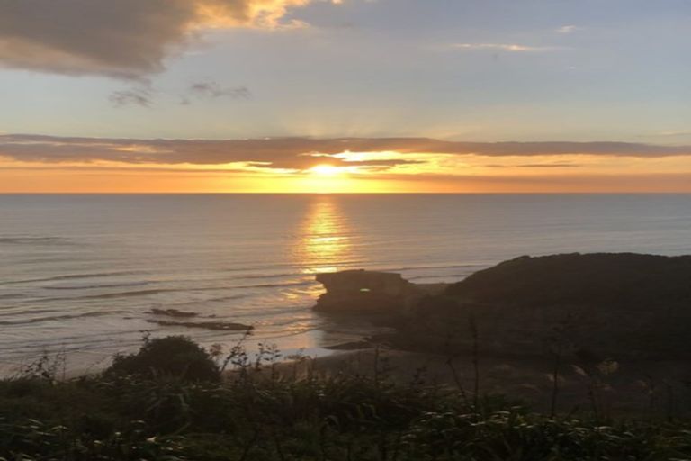 Photo of property in 39 Waitea Road, Muriwai, 0881