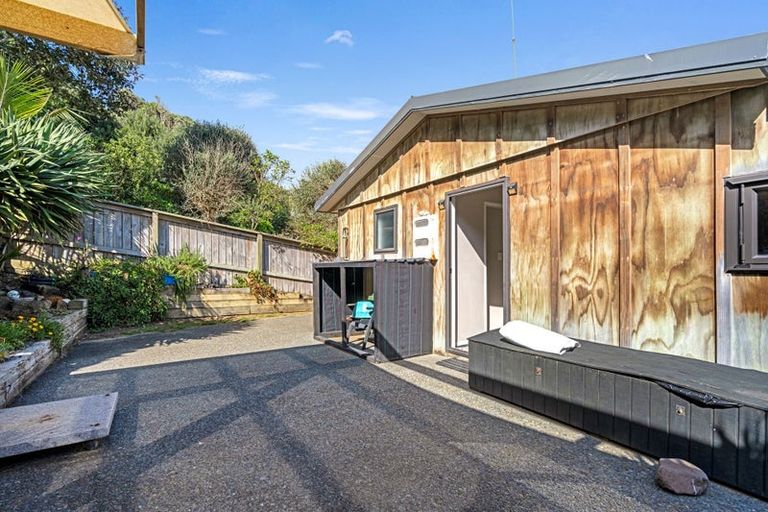 Photo of property in 47 Sea View Road, Baylys Beach, 0377