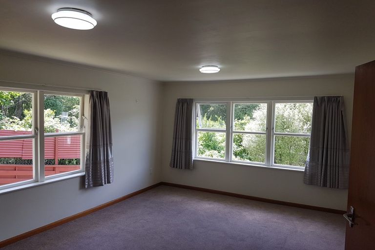 Photo of property in 2/16 Redwood Avenue, Tawa, Wellington, 5028