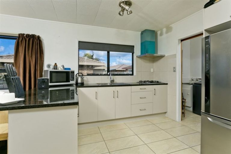 Photo of property in 2/7 Barbados Drive, Unsworth Heights, Auckland, 0632