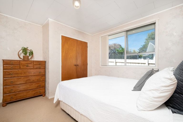 Photo of property in 6 Pankhurst Place, Sunnyvale, Auckland, 0612