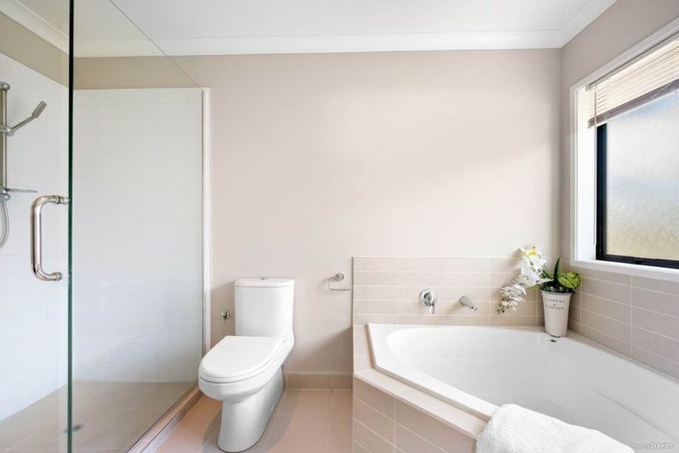 Photo of property in 21 Fairbairn Place, East Tamaki Heights, Auckland, 2016