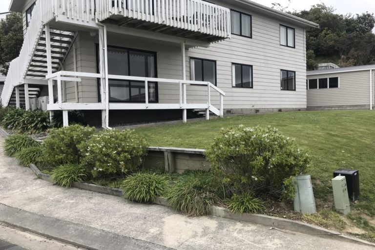 Photo of property in 10a Ted Gilberd Place, Newlands, Wellington, 6037